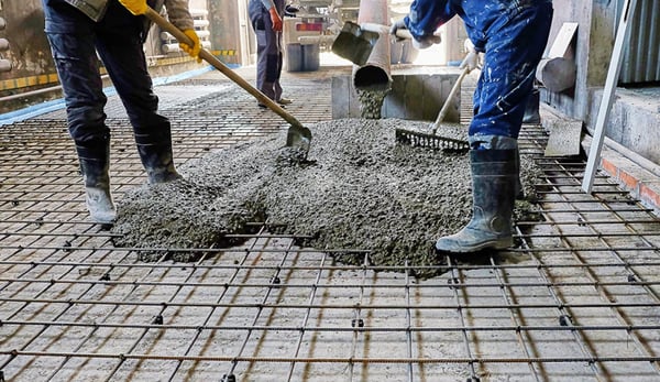 etapes-chantier-beton-empreinte-reunion-terrasse-beton-imprime-coulage-beton