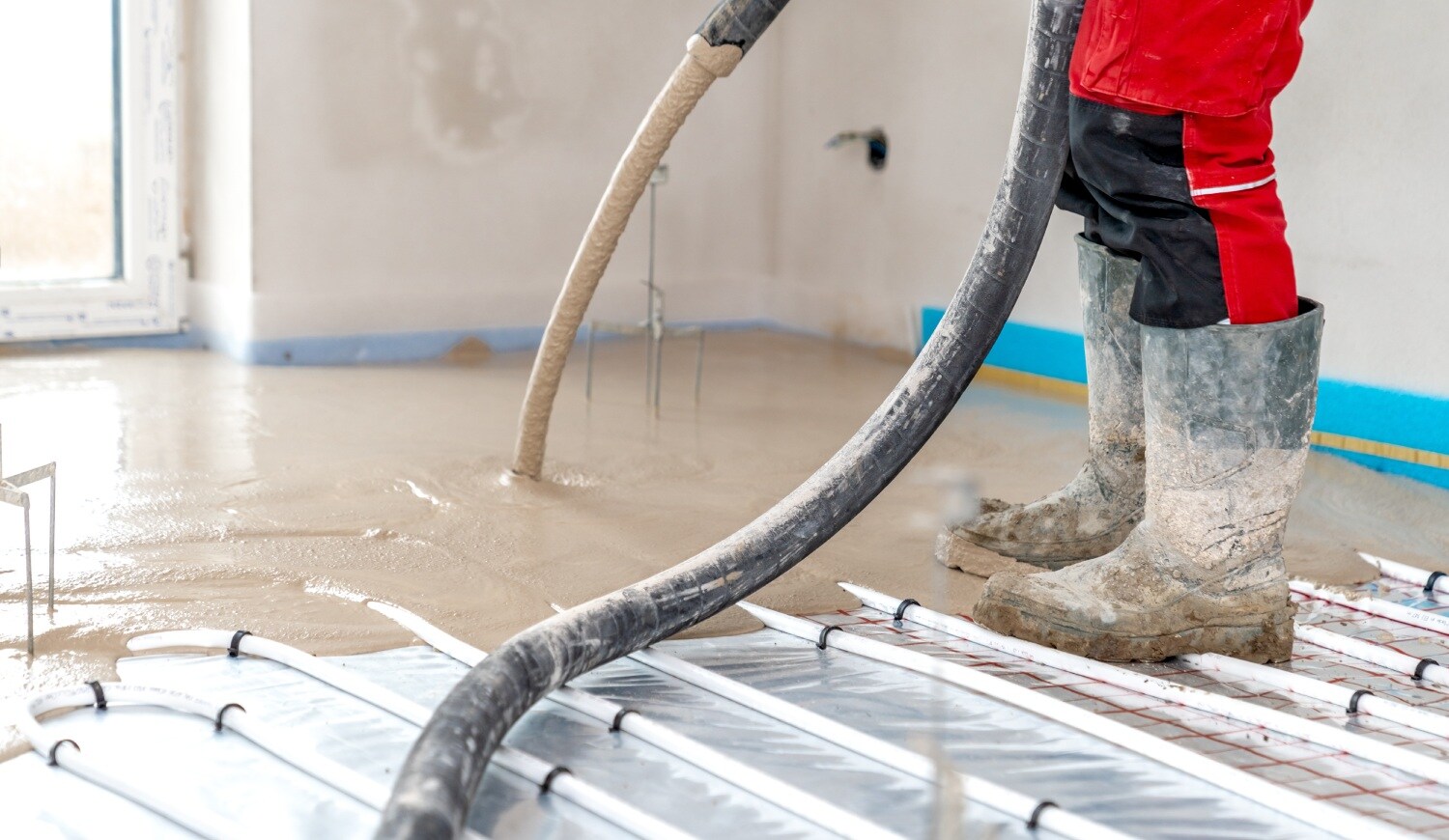 Faut-il couler la chape fluide avant ou après la pose du placo ?, image size:1500x870