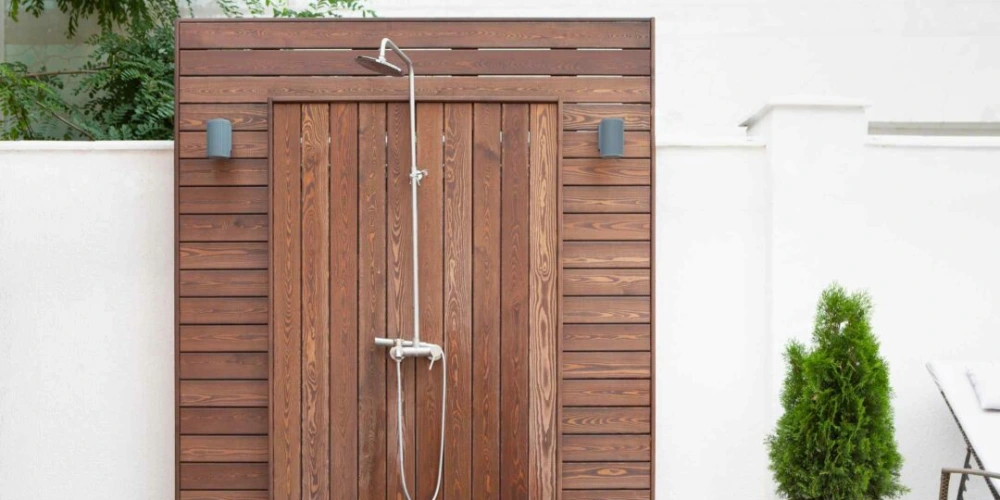 installation douche extérieur en bois